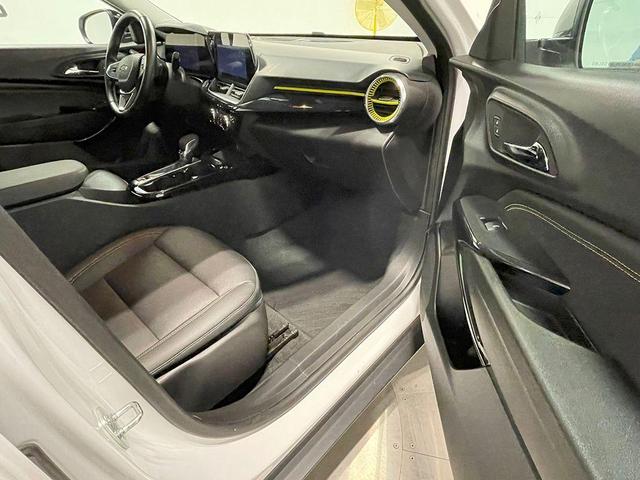 Photo of 2024 Summit White Chevrolet Trax