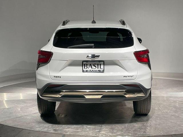 Photo of 2024 Summit White Chevrolet Trax