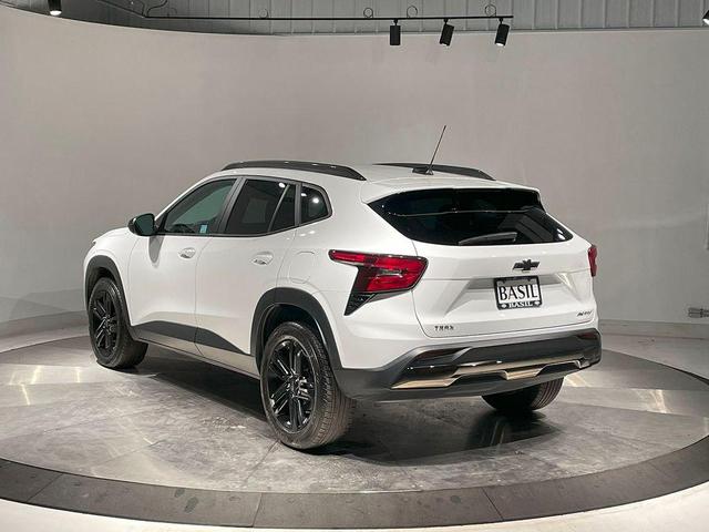 Photo of 2024 Summit White Chevrolet Trax