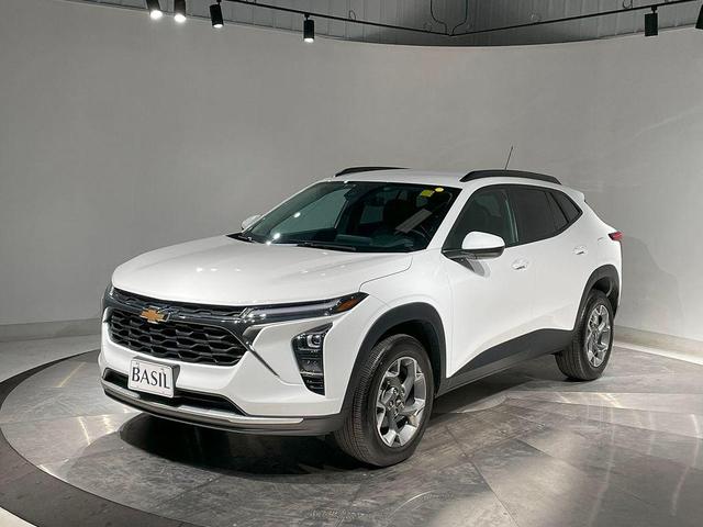 Photo of 2024 Summit White Chevrolet Trax