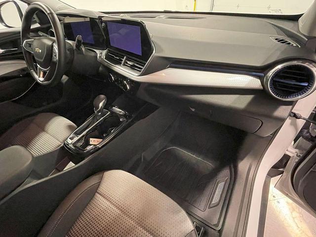 Photo of 2024 Summit White Chevrolet Trax