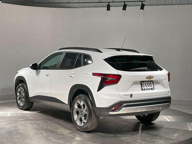 Photo of 2024 Summit White Chevrolet Trax