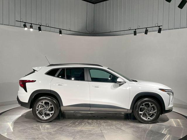 Photo of 2024 Summit White Chevrolet Trax