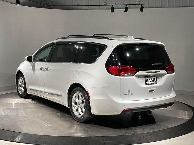 Photo of 2018 Bright White Clearcoat Chrysler Pacifica