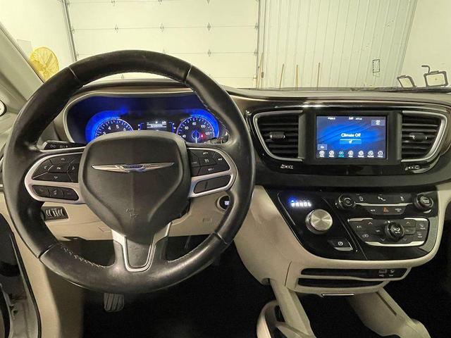 Photo of 2018 Bright White Clearcoat Chrysler Pacifica
