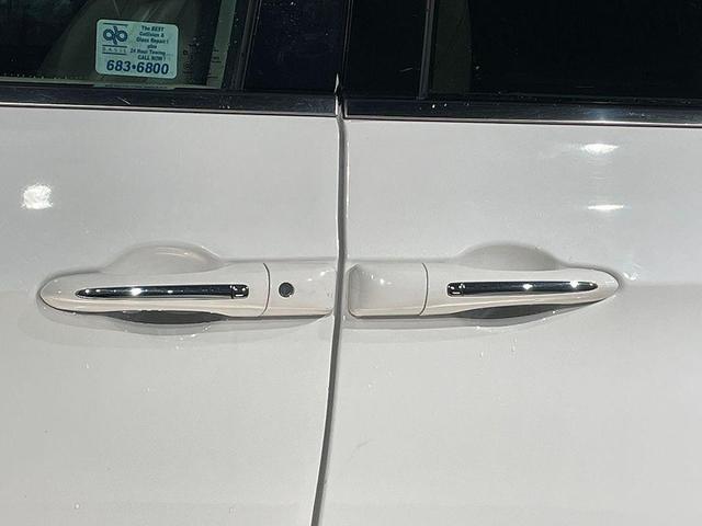 Photo of 2018 Bright White Clearcoat Chrysler Pacifica