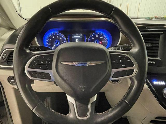 Photo of 2018 Bright White Clearcoat Chrysler Pacifica