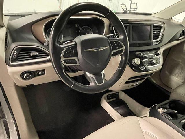 Photo of 2018 Bright White Clearcoat Chrysler Pacifica