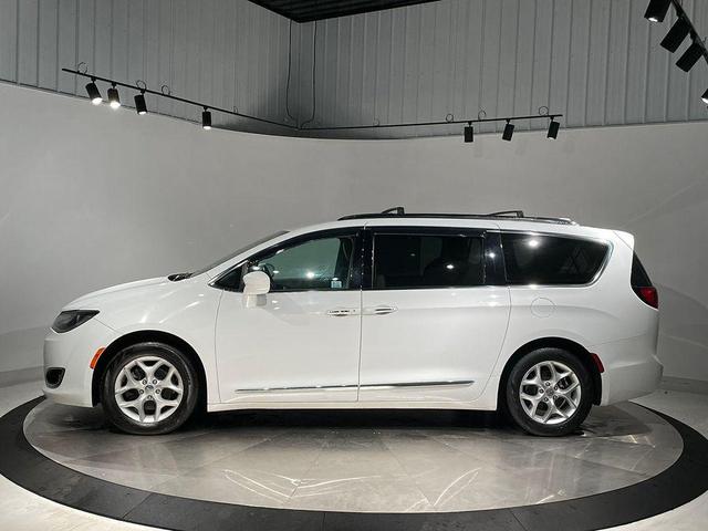 Photo of 2018 Bright White Clearcoat Chrysler Pacifica