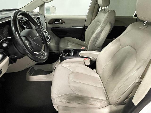 Photo of 2018 Bright White Clearcoat Chrysler Pacifica