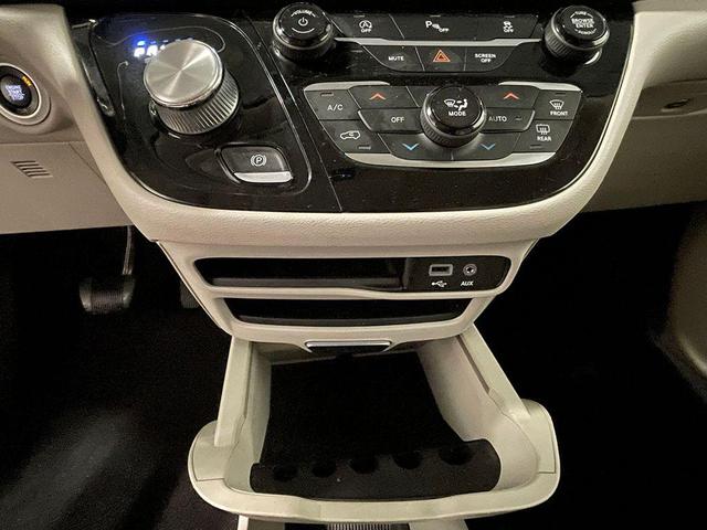 Photo of 2018 Bright White Clearcoat Chrysler Pacifica