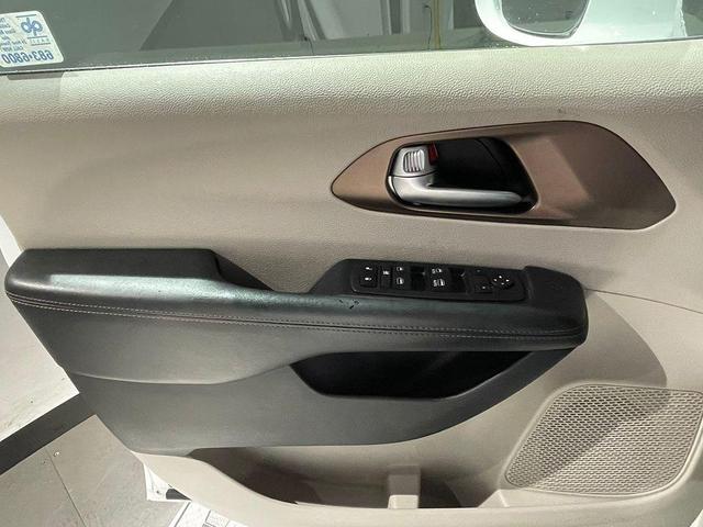 Photo of 2018 Bright White Clearcoat Chrysler Pacifica