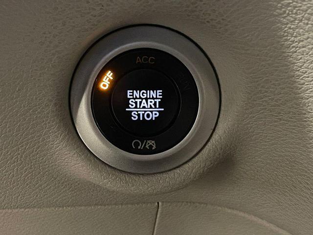 Photo of 2018 Bright White Clearcoat Chrysler Pacifica