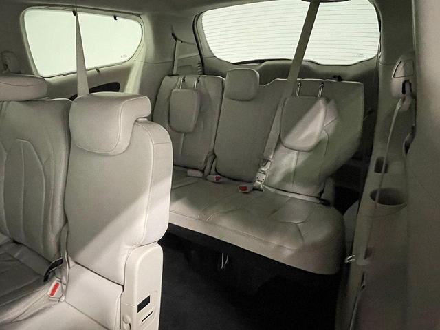 Photo of 2018 Bright White Clearcoat Chrysler Pacifica