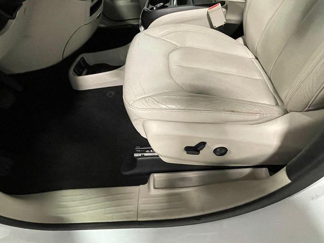 Photo of 2018 Bright White Clearcoat Chrysler Pacifica