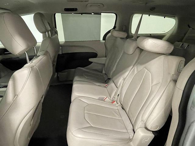Photo of 2018 Bright White Clearcoat Chrysler Pacifica