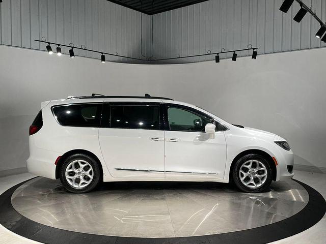 Photo of 2018 Bright White Clearcoat Chrysler Pacifica