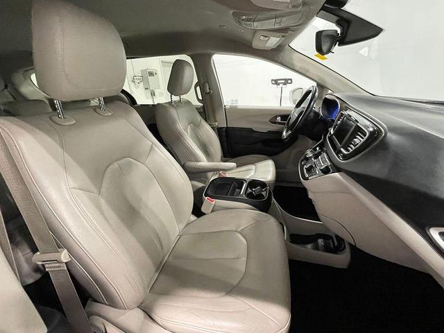 Photo of 2018 Bright White Clearcoat Chrysler Pacifica
