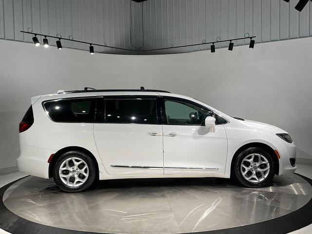Photo of 2018 Bright White Clearcoat Chrysler Pacifica