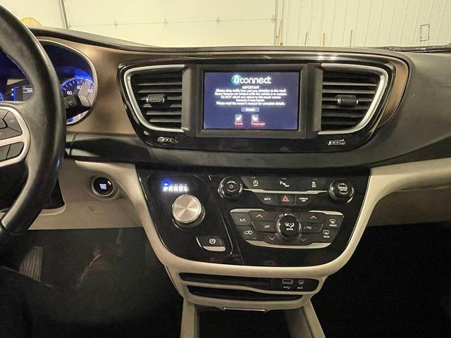 Photo of 2018 Bright White Clearcoat Chrysler Pacifica