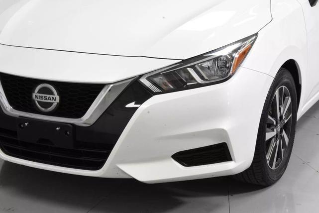Photo of 2022 Aspen White Tricoat Nissan Versa