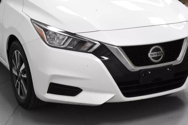 Photo of 2022 Aspen White Tricoat Nissan Versa