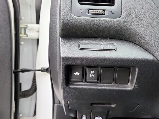 Photo of 2017 White Nissan Altima