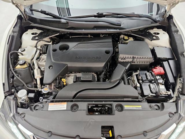 Photo of 2017 White Nissan Altima