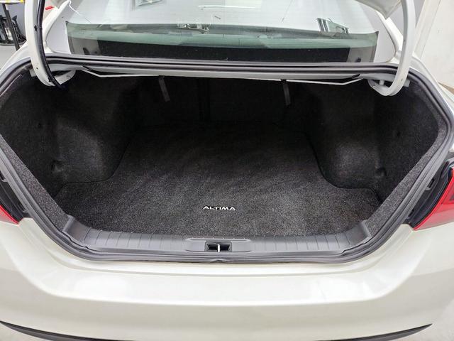 Photo of 2017 White Nissan Altima