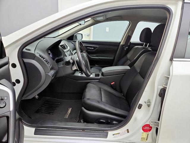 Photo of 2017 White Nissan Altima