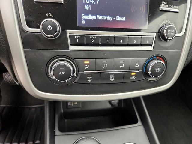 Photo of 2017 White Nissan Altima