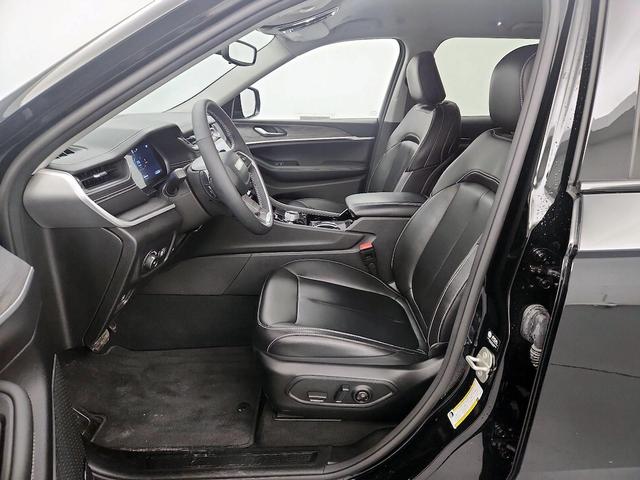Photo of 2023 Black Jeep Grand Cherokee