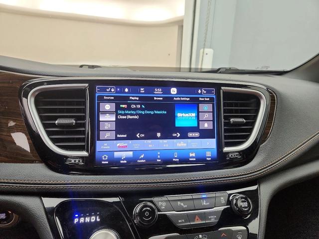 Photo of 2021 Pearl Chrysler Pacifica Hybrid