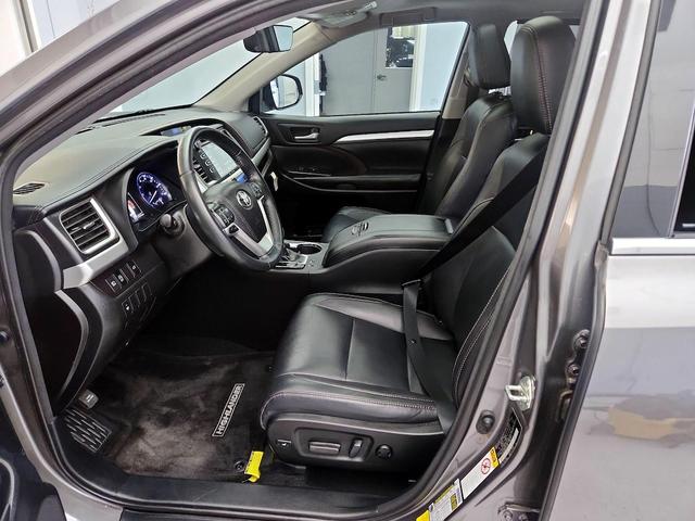 Photo of 2018 Gray Toyota Highlander