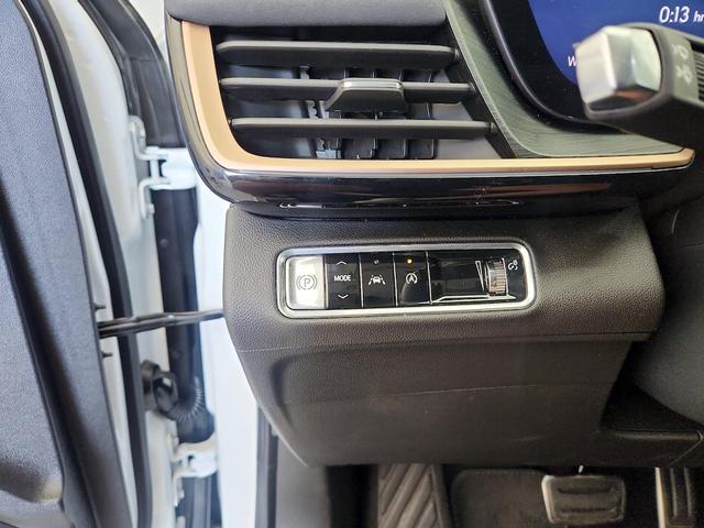 Photo of 2024 White Buick Envision