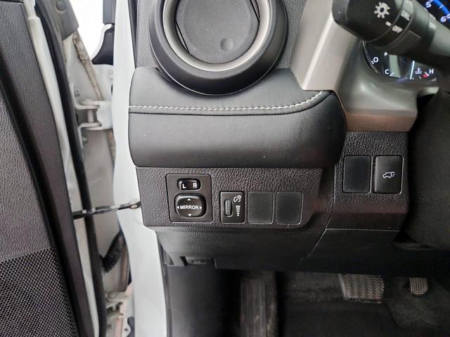 Photo of 2016 White Toyota RAV4