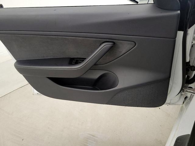Photo of 2020 White Tesla Model 3