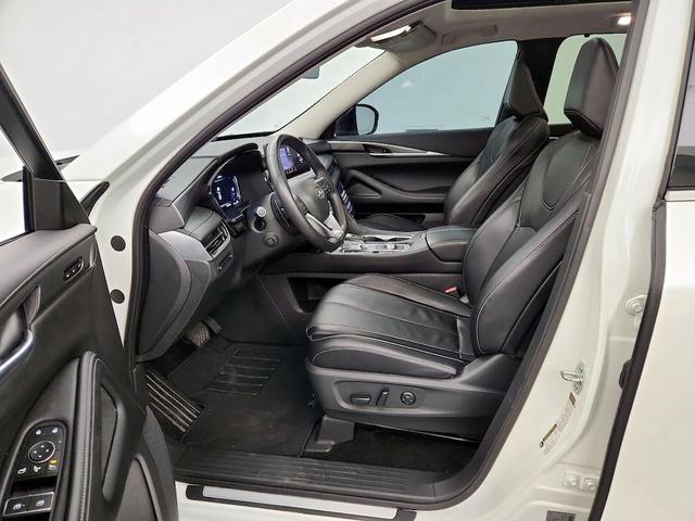 Photo of 2024 White INFINITI QX60
