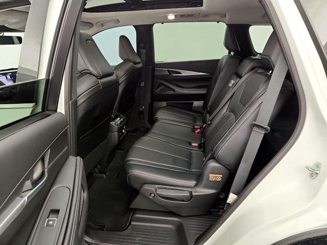 Photo of 2024 White INFINITI QX60