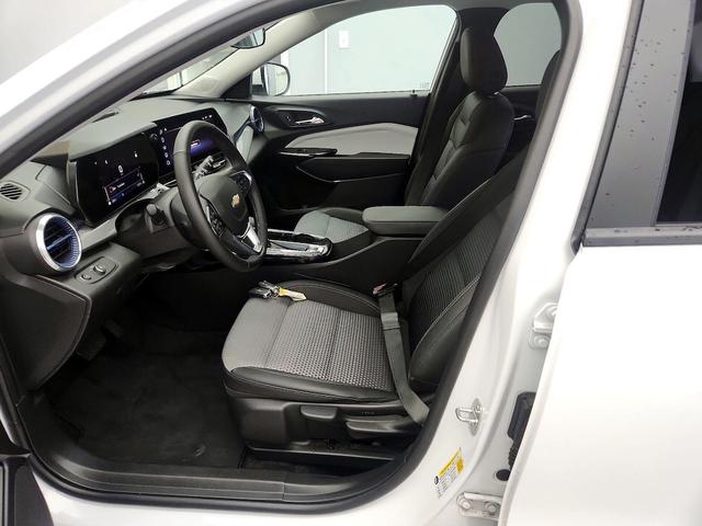 Photo of 2024 White Chevrolet Trax