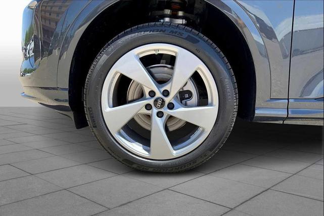 Photo of 2025 Tambora Gray Metallic Audi Q5