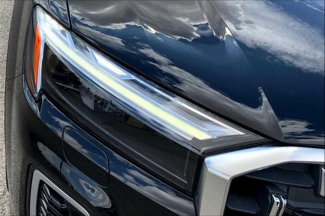 Photo of 2025 Mythos Black Metallic Audi Q7