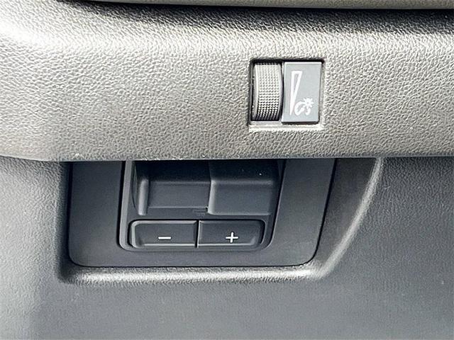Photo of 2024 Summit White Chevrolet Colorado