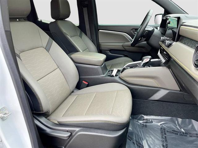 Photo of 2024 Summit White Chevrolet Colorado