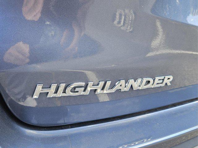 Photo of 2018 Shoreline Blue Pearl Toyota Highlander