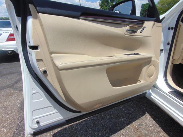 Photo of 2015 WHITE Lexus ES 350