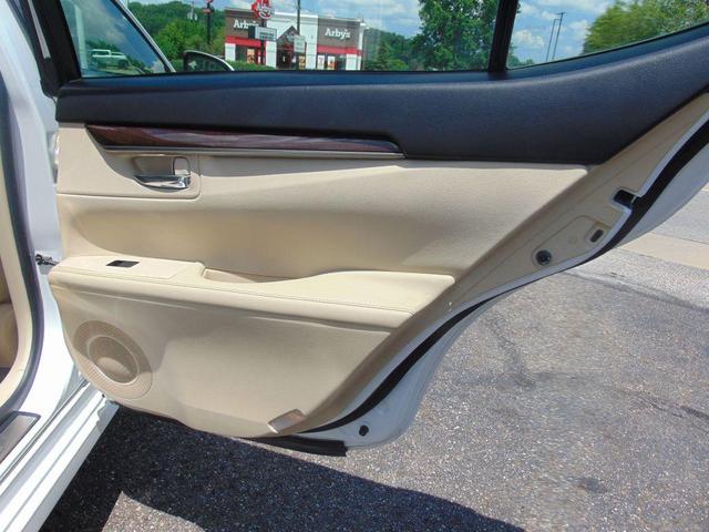 Photo of 2015 WHITE Lexus ES 350