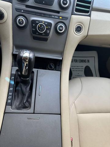 Photo of 2015 White Ford Taurus