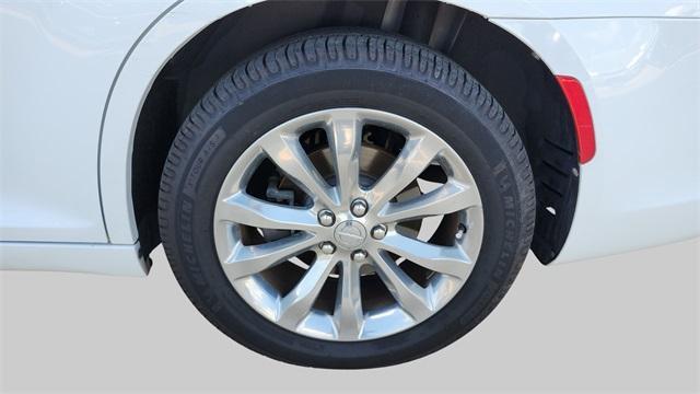 Photo of 2019 Bright White Clearcoat Chrysler 300