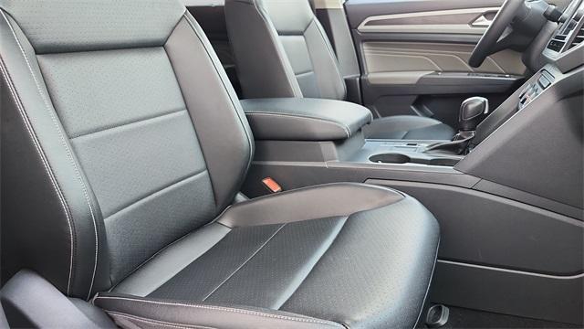 Photo of 2022 Deep Black Pearl Effect Volkswagen Atlas